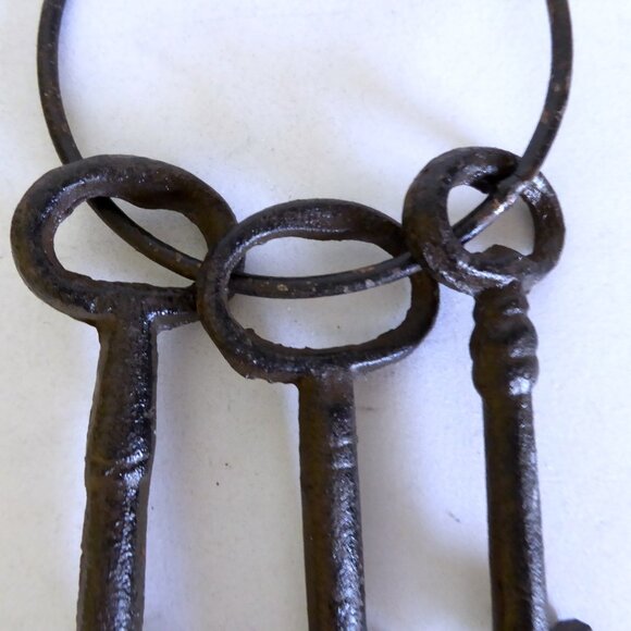 3 CAST IRON RUSTIC ANTIQUE JAIL CHURCH SKELETON KEY RING PROP (NEW) - Picture 4 of 6